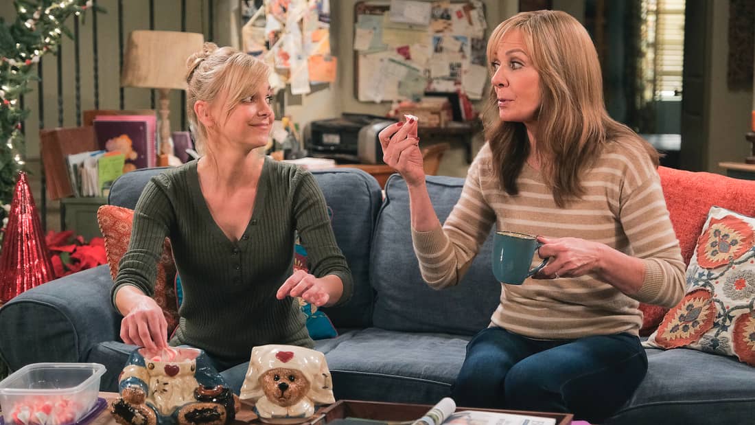 Allison Janney and Ana Faris sitting on the couch in the show Mom.